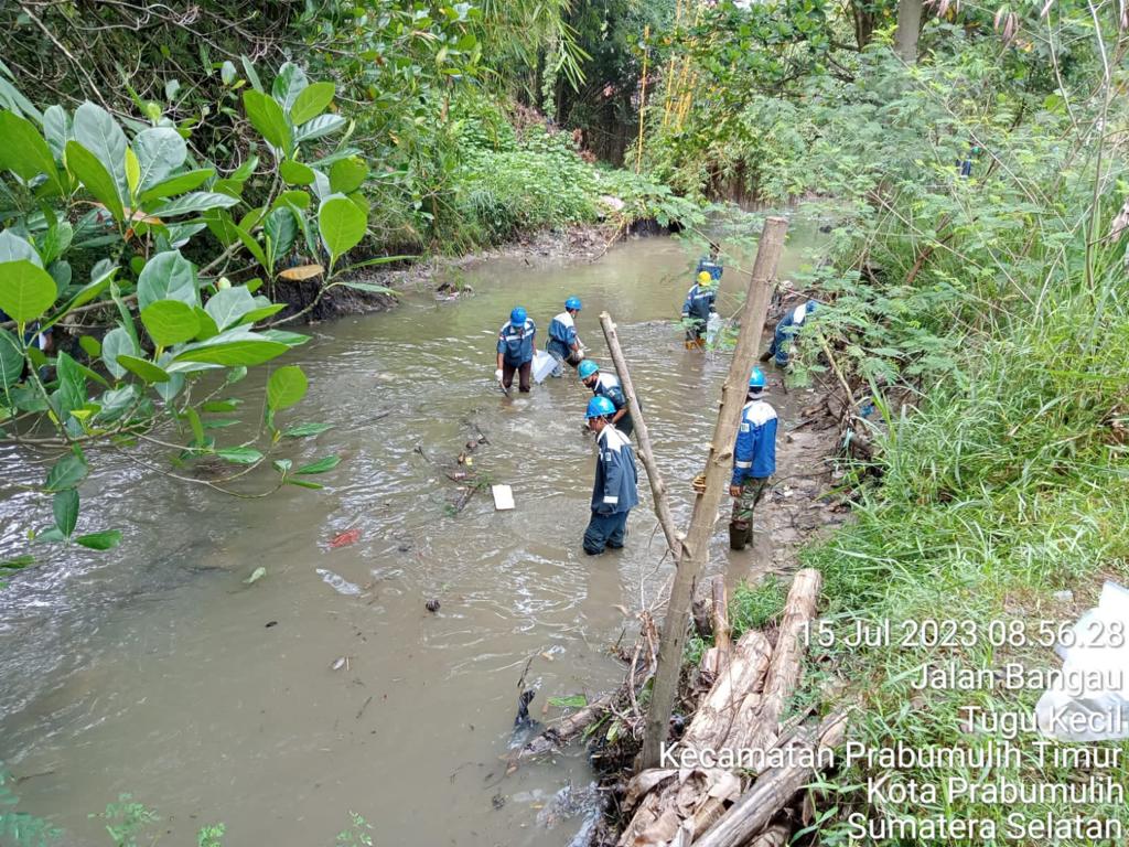 Hari ke-5, 80 Persen Sungai Kelekar Prabumulih sudah Bersih dari Rembesan Minyak Pertamina EP