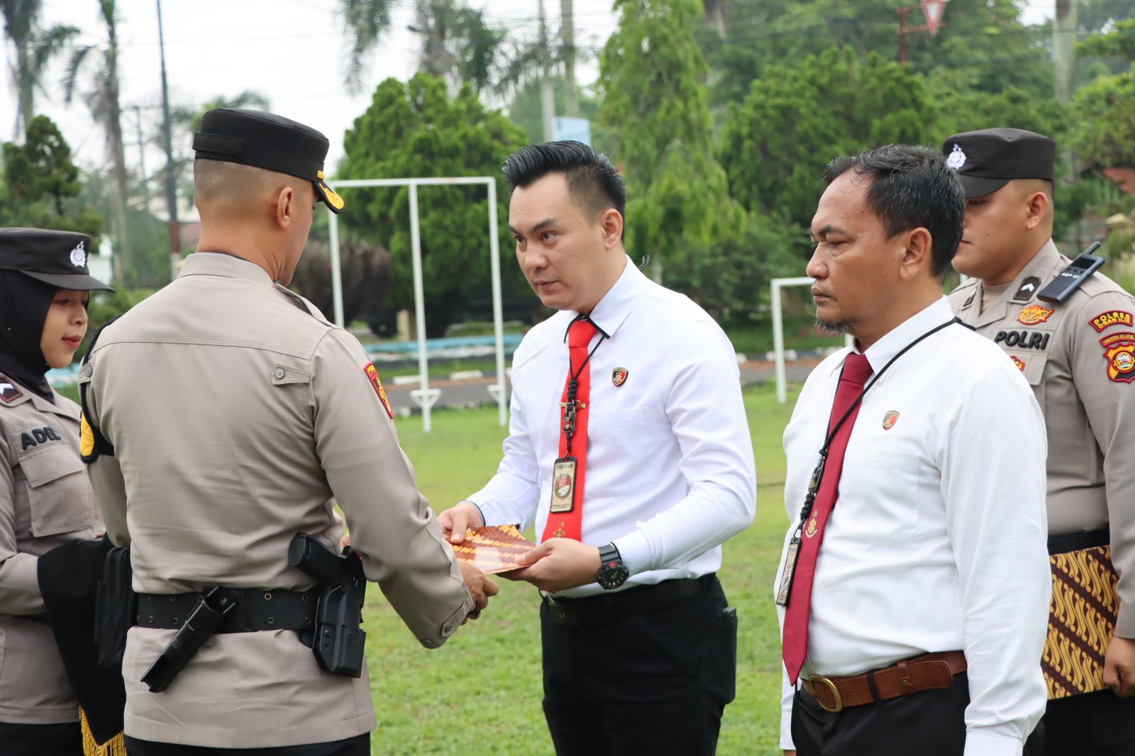 Tutup Tahun 2023, Polres Ogan Ilir Berikan Penghargaan ke 24 Personel Berprestasi dan Berdedikasi