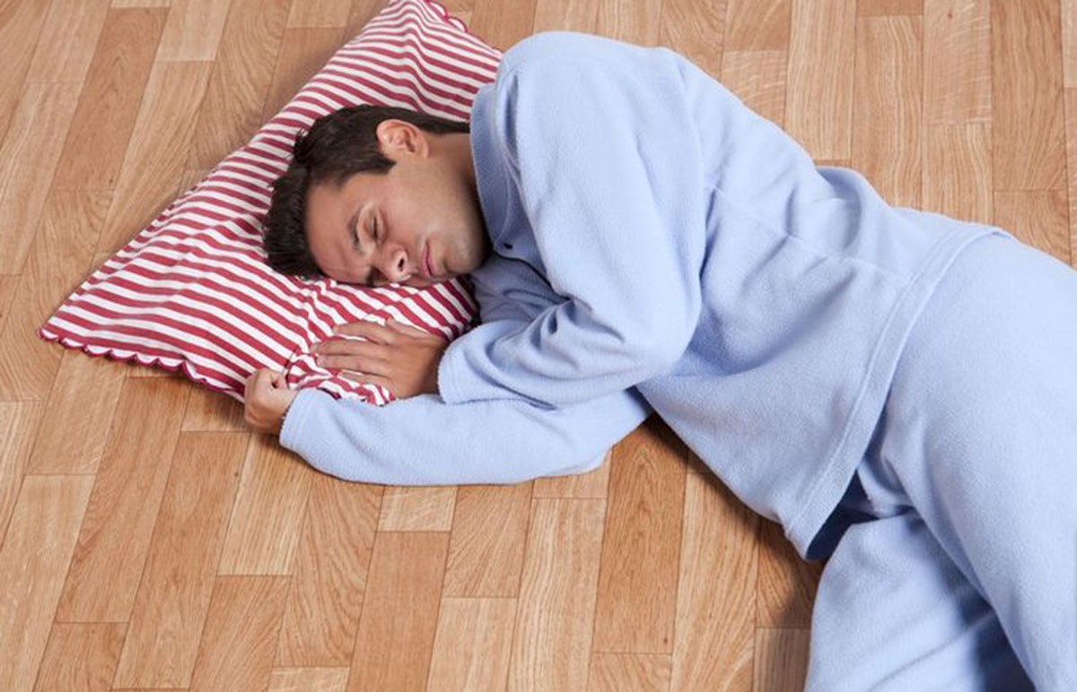 Catat! Berikut Ini Manfaat dan Risiko Kebiasaan Tidur Dilantai Tanpa Alas yang Wajib Anda Tahu