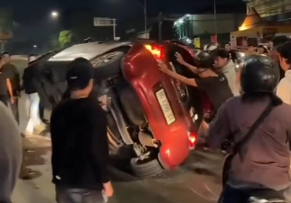 Diduga Sopir Mengantuk, Honda Brio Hantam Calya di Depan SPBU Taman Makam Pahlawan Palembang