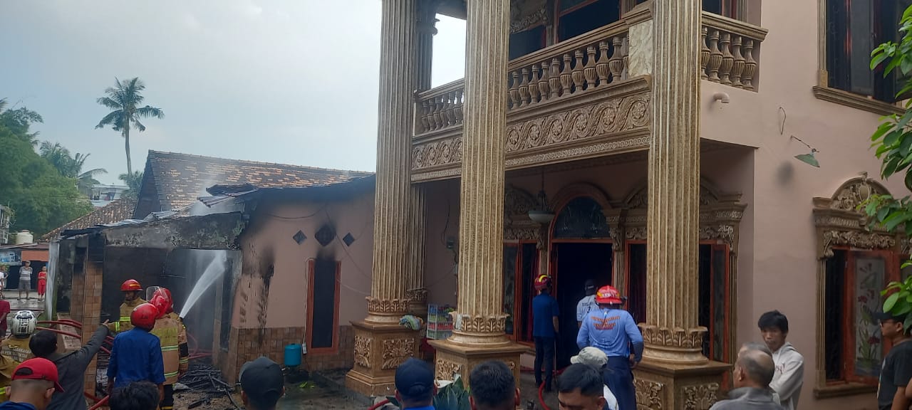 Ditinggal ke Jakarta, Rumah Mewah di Kemuning Palembang Terbakar, 3 Motor Ikut Hangus