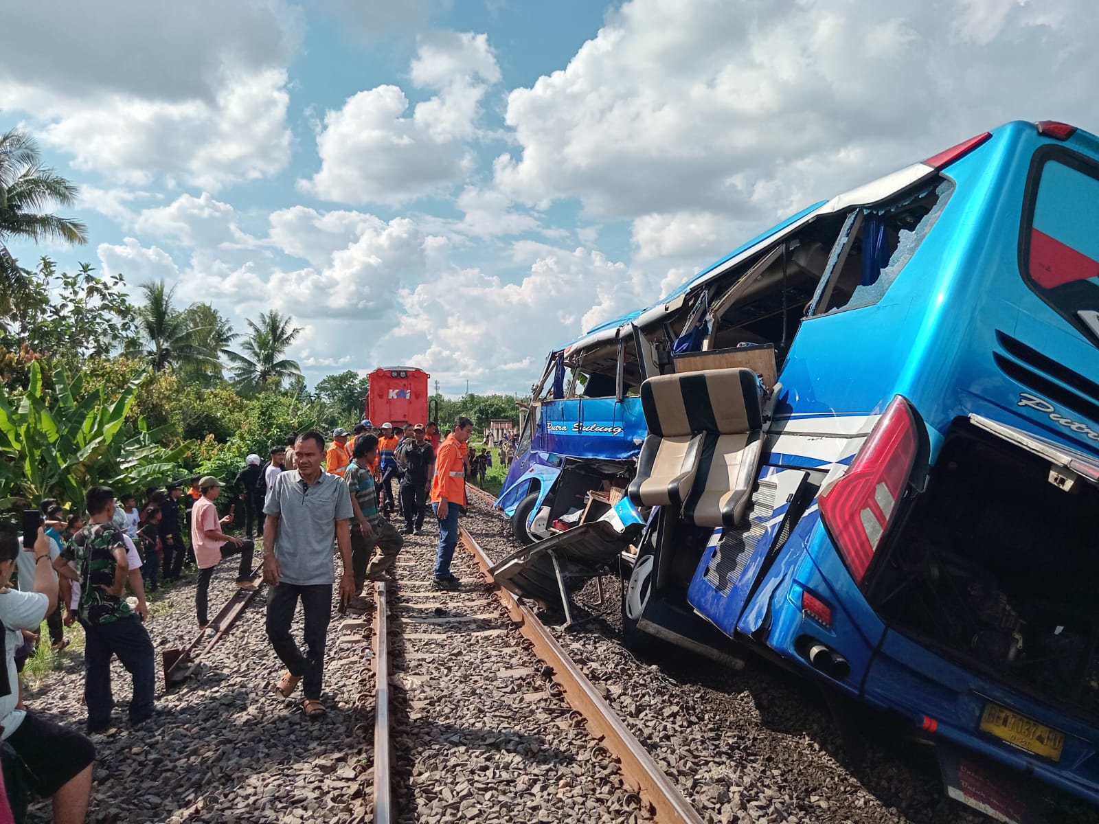 Cerita Anton Sukarelawan Penjaga Perlintasan saat Melihat Detik-detik Kereta Api Hantam Bus di Martapura