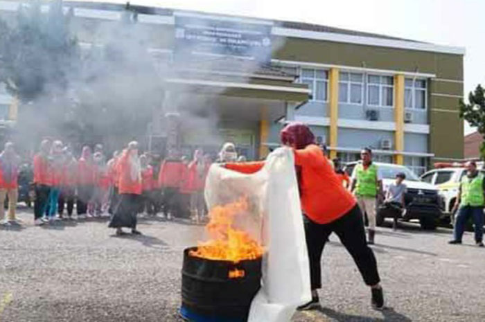 Top, Paramedis Puskesmas Tanjung Enim Dibekali Keterampilan Pemadaman Kebakaran
