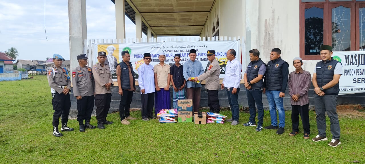 Tingkatkan Kepercayaan Masyarakat Terhadap Polri, Polsek Tanjung Batu Ogan Ilir Bagikan Sembako ke Ponpes