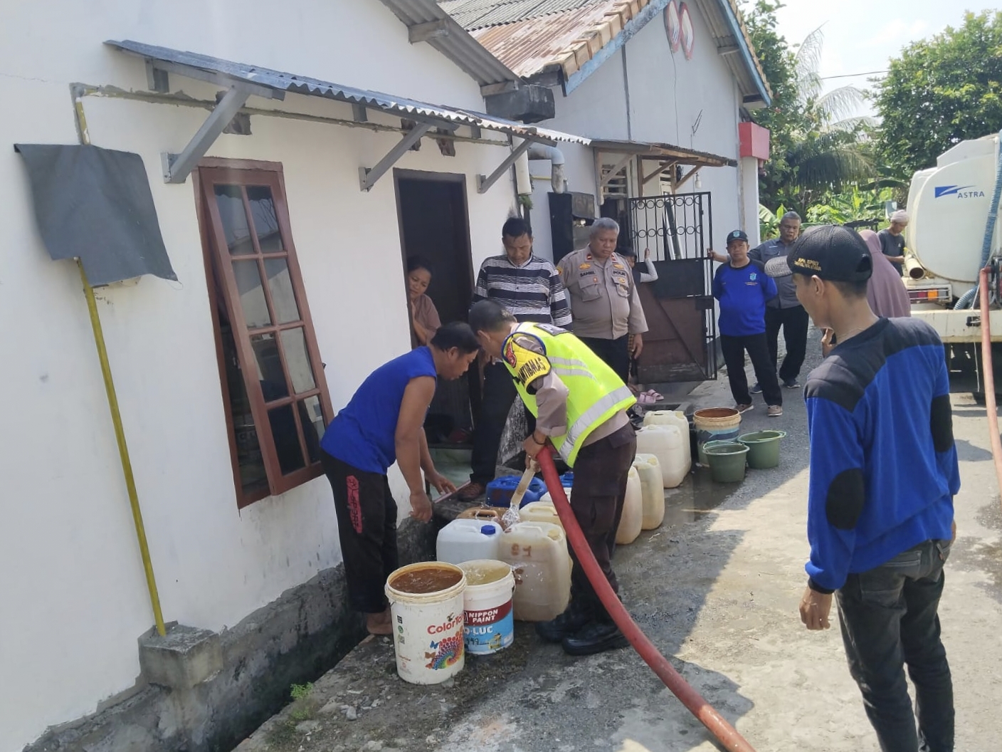 15.300 Liter Air Bersih Dibagikan Polsek Indralaya untuk Warga Desa Palemraya Ogan Ilir yang Kesulitan