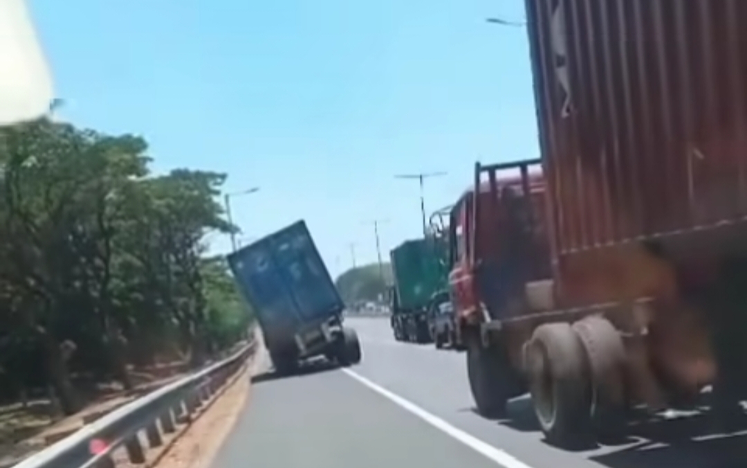 Detik-Detik Kontainer Terbalik di Jalan Tol, Sempat Bikin Pengendara Lain Deg-Degan, Endingnya Jadi Begini! 