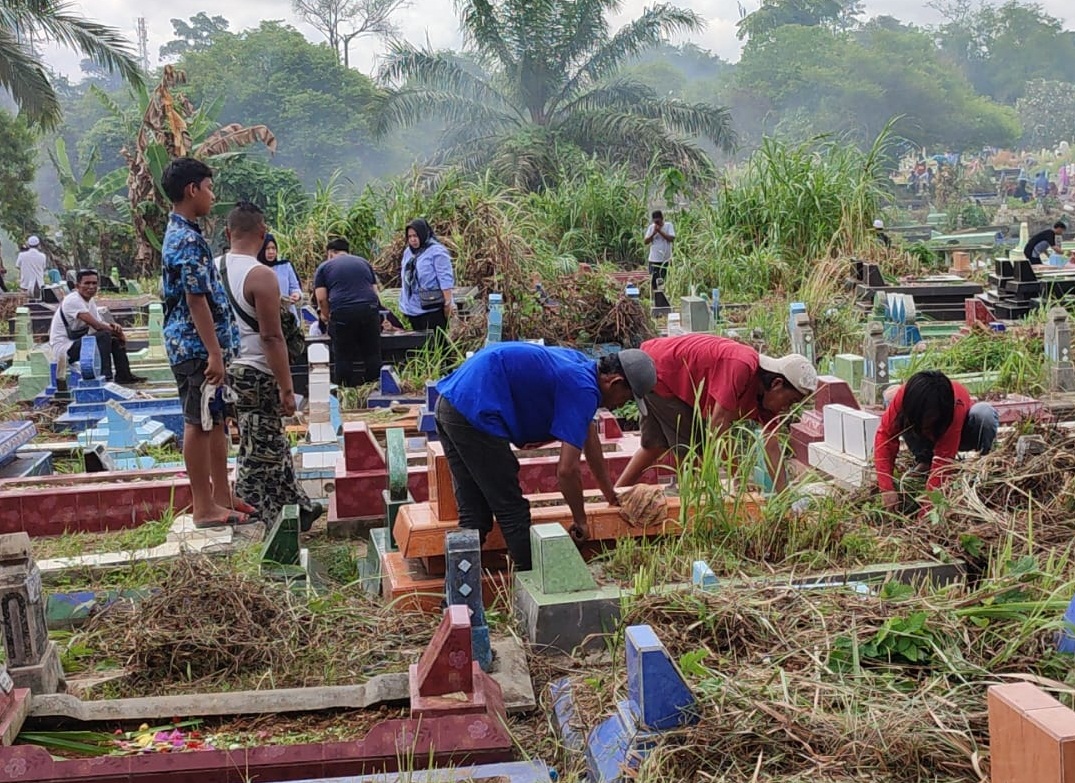 Bersihkan Makam dan Berdoa, Tradisi Warga Kota Palembang Menjelang Ramadhan