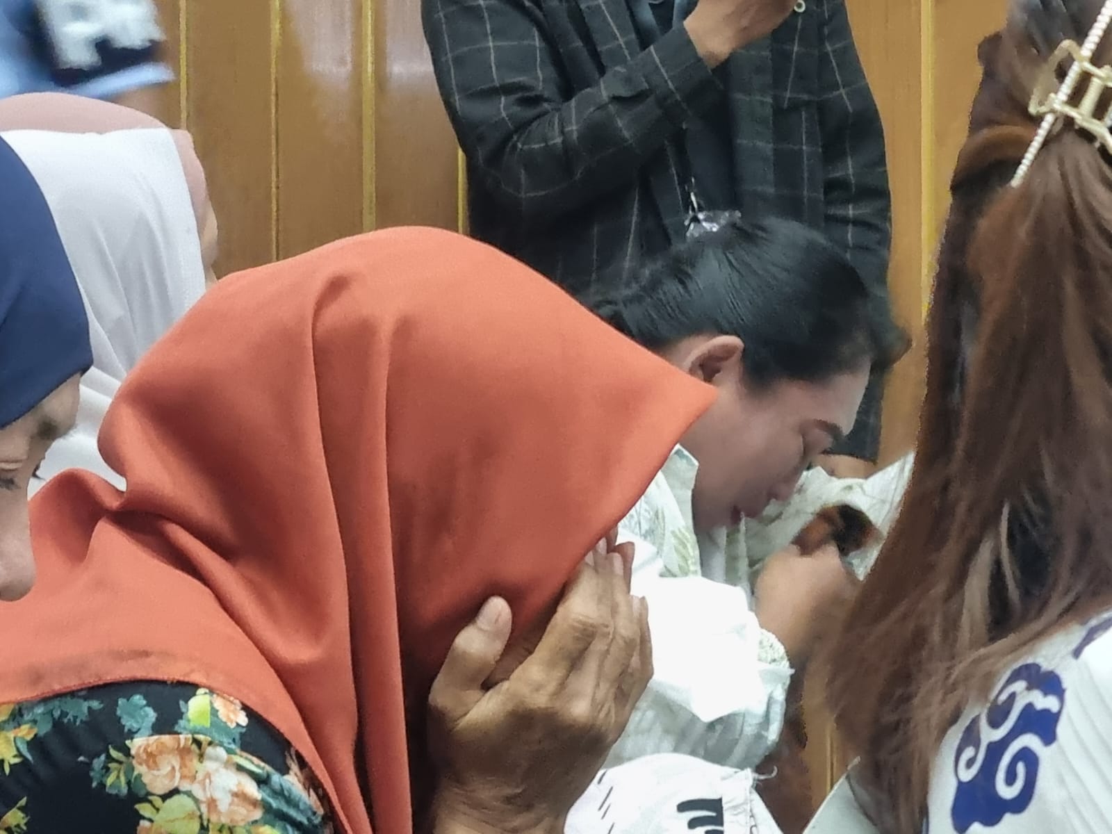 Keluarga Aipda Anumerta Petrus Tak Kuasa Tahan Duka, Ahli Sebut Peluru Tembus hingga ke Otak