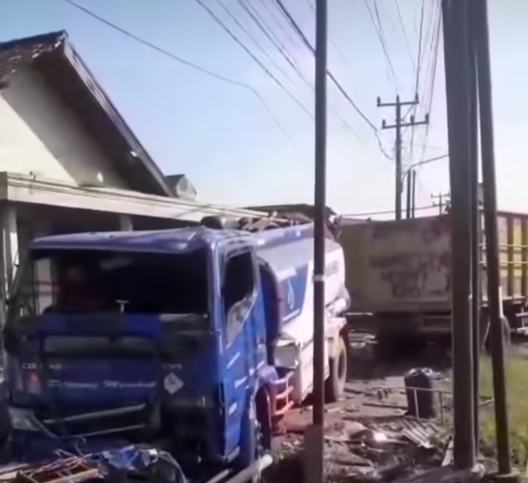 Gagal Dahului Kendaraan di Depannya Truk Tabrak Rumah Warga di Jalintim Lempuing OKI