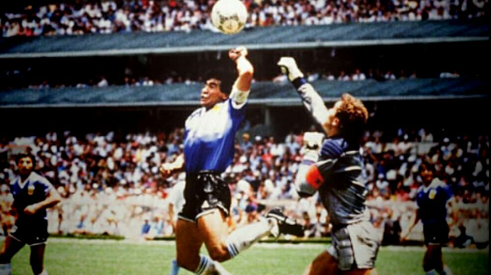 Bola yang Dipakai Diego Maradona untuk Mencetak Gol Pakai Tangan Sudah Dilelang, Mau Tau Harganya Berapa?  