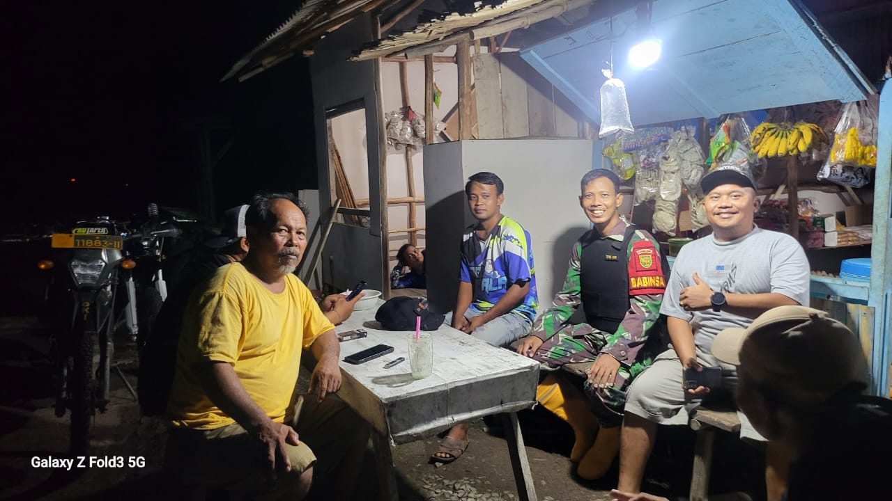 Perhatian Keamanan Desa Babinsa Patroli Siskamling di Desa Gajah Makmur OKI, Kades Apresiasi