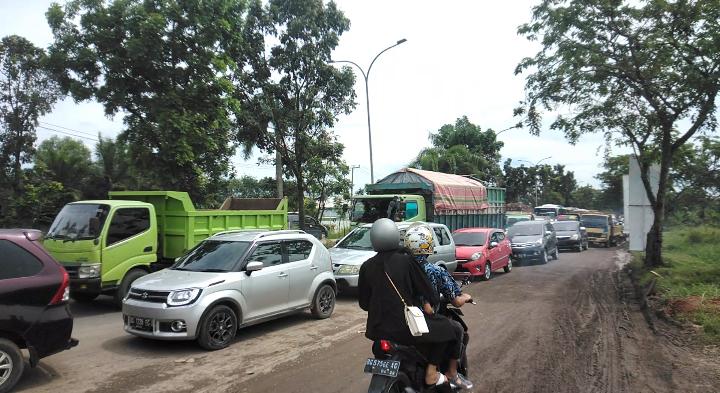 Jl Soekarno-Hatta Macet Total