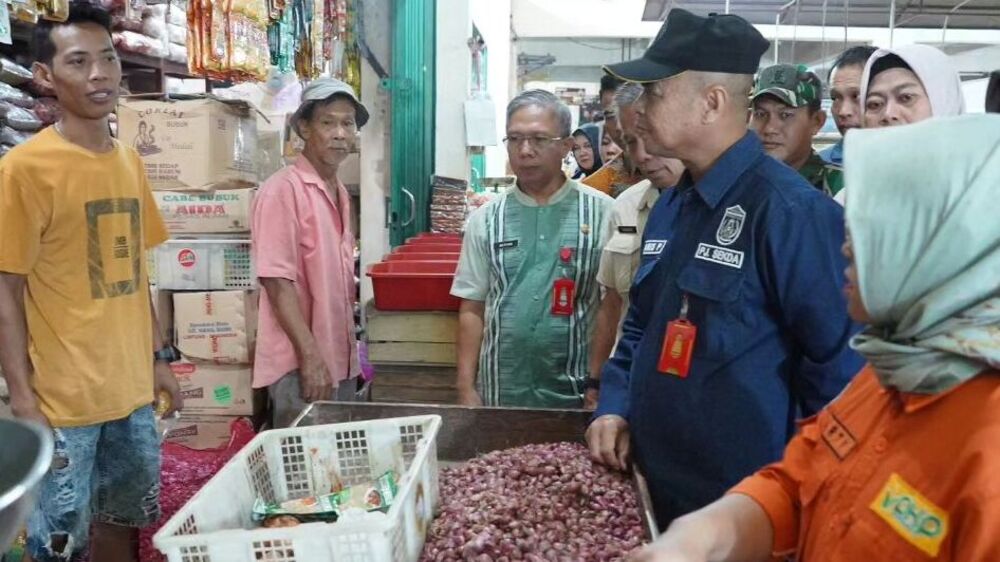 Jelang Lebaran, Pj Sekda Prabumulih Turun ke Pasar Cek Harga Sembako