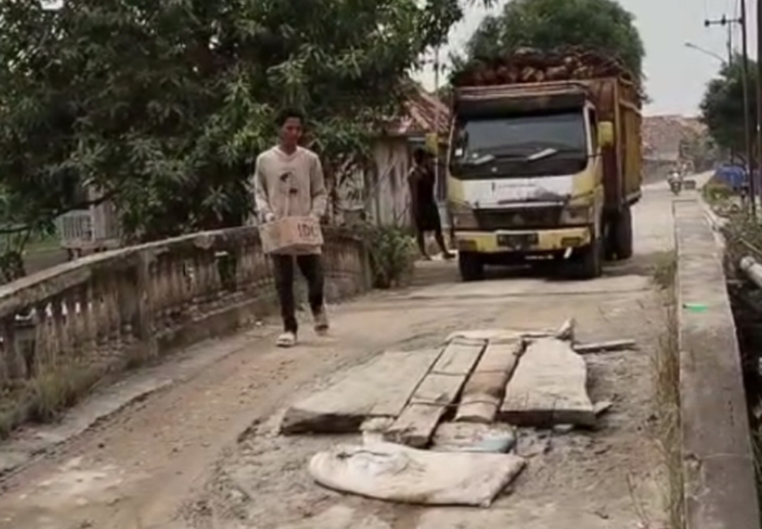 Sering Dilintasi Truk Sawit, Jembatan Tapus Pampangan OKI Jebol