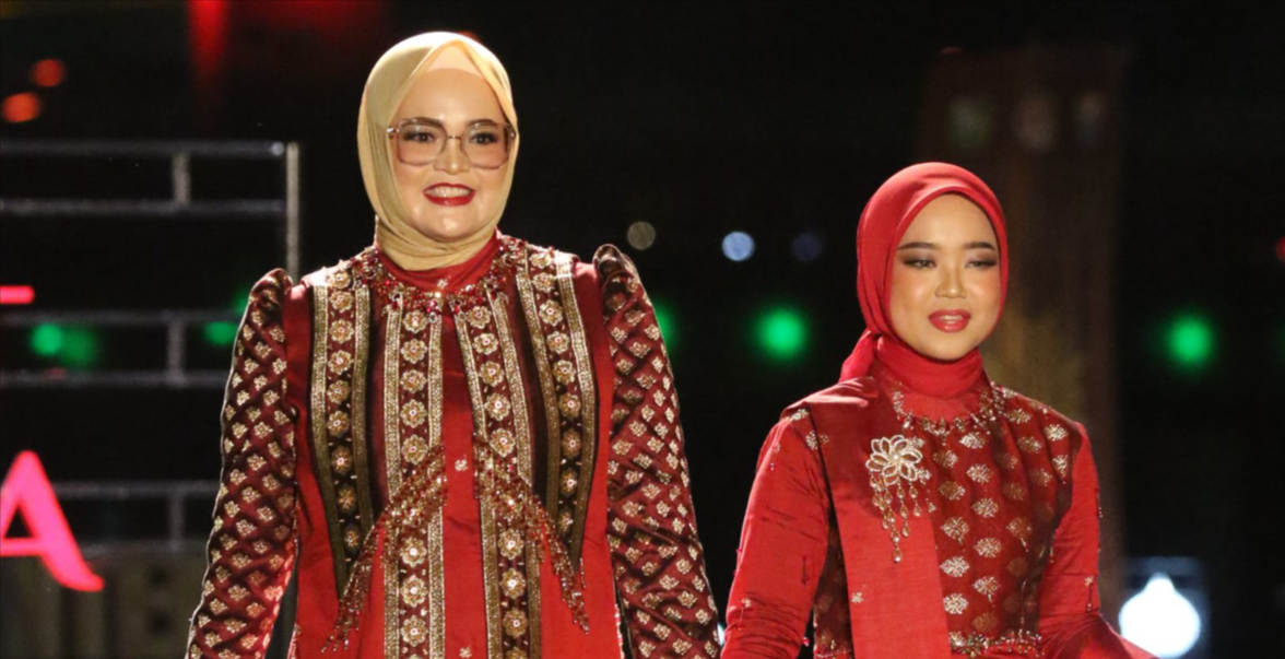 Tampil Anggun, Wabup Netta dan Ketua Dekranasda Banyuasin Fashion Show di Swarna Songket Nusantara