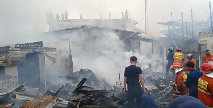 Rumah Hangus Terbakar, Ibu-ibu di Palembang Ini Panik Selamatkan Anak di Tengah Kobaran Api 