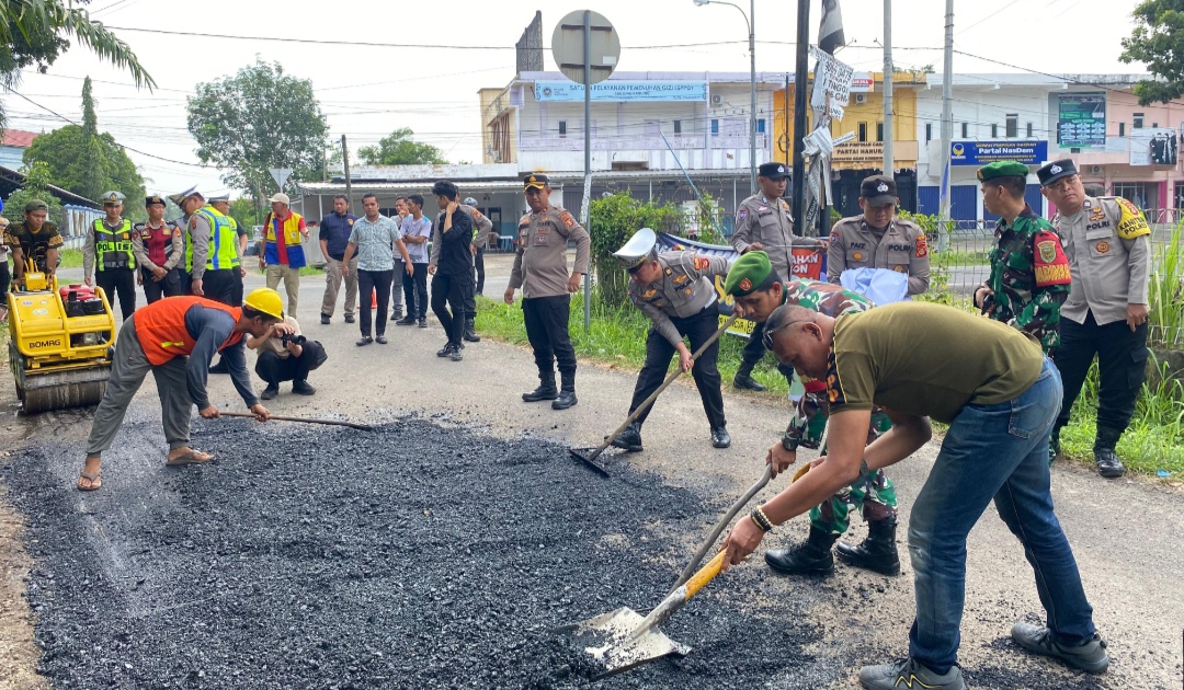 Program Belida Kapolda Sumsel, Polres OKI Bersihkan Lingkungan dan Tambal Jalan Kayuagung