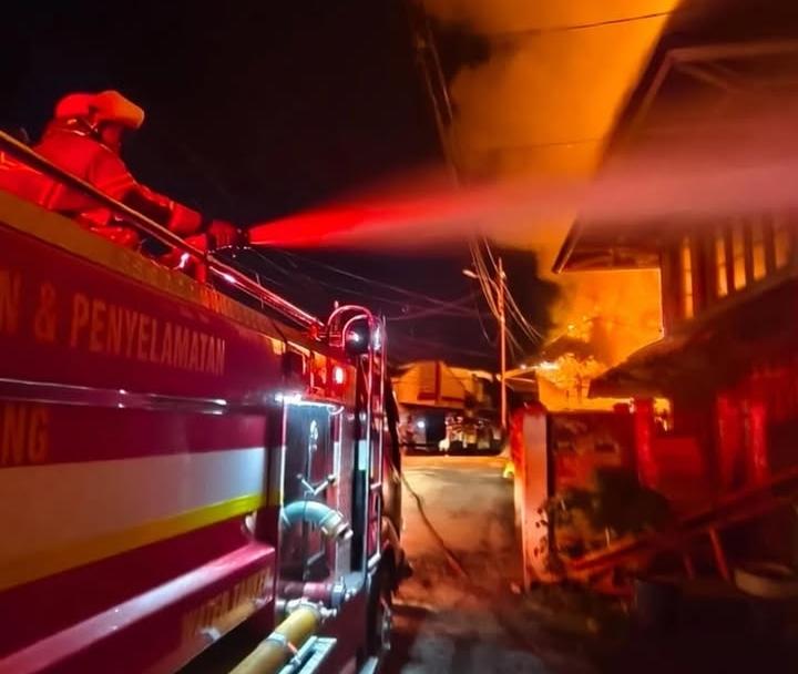 Kebakaran di 1 Ilir Palembang, Masakan Ditinggal Salat ke Masjid, Rumah 2 Lantai Hangus Tak Ada Barang Selamat