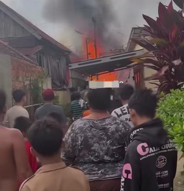 Kebakaran di 1 Ulu Palembang Hanguskan Satu Unit Rumah Semi Permanen dan Motor, 4 Lainnya Terdampak 