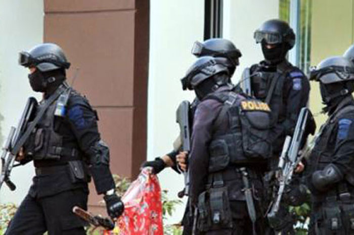 Densus 88 Polri Baku Tembak dengan Teroris di Lampung