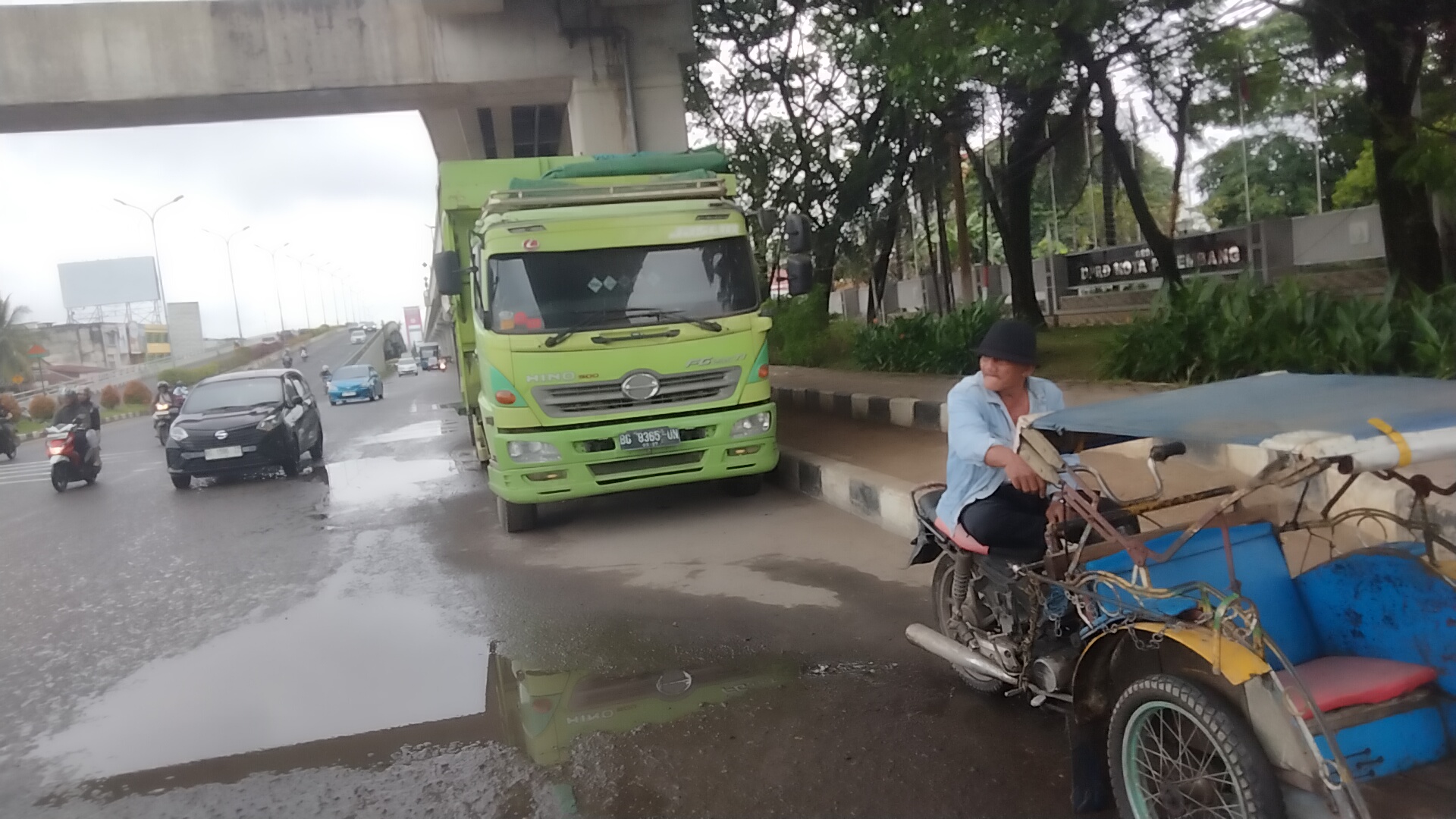 Truk Fuso Parkir Depan Kantor DPRD Palembang Berminggu-minggu, Warga Sekitar Juga Tidak Ketahui 