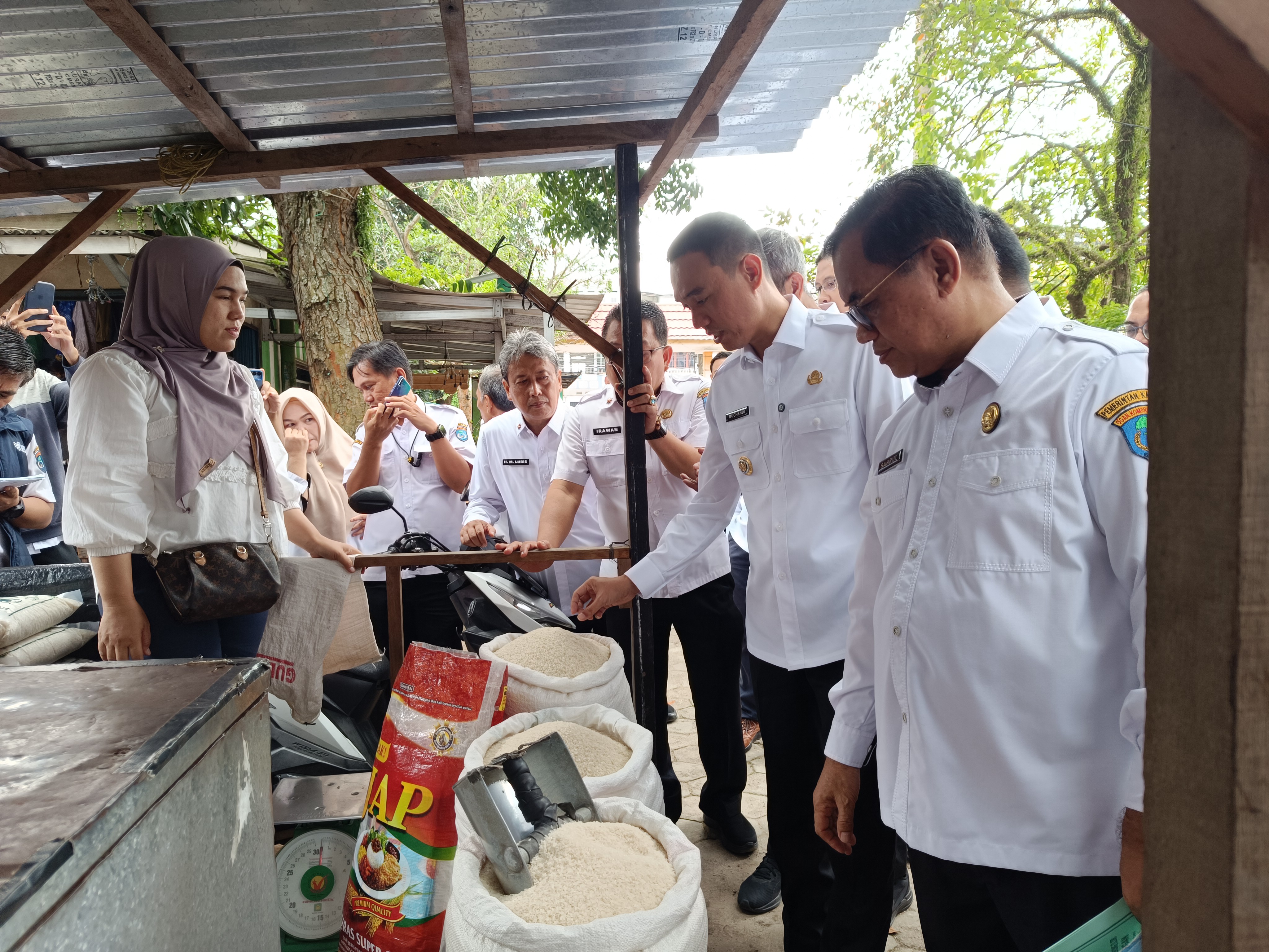 Jelang Idulfitri 1446, Bupati OKI Pantau Harga Kebutuhan Pokok di Pasar Kayuagung