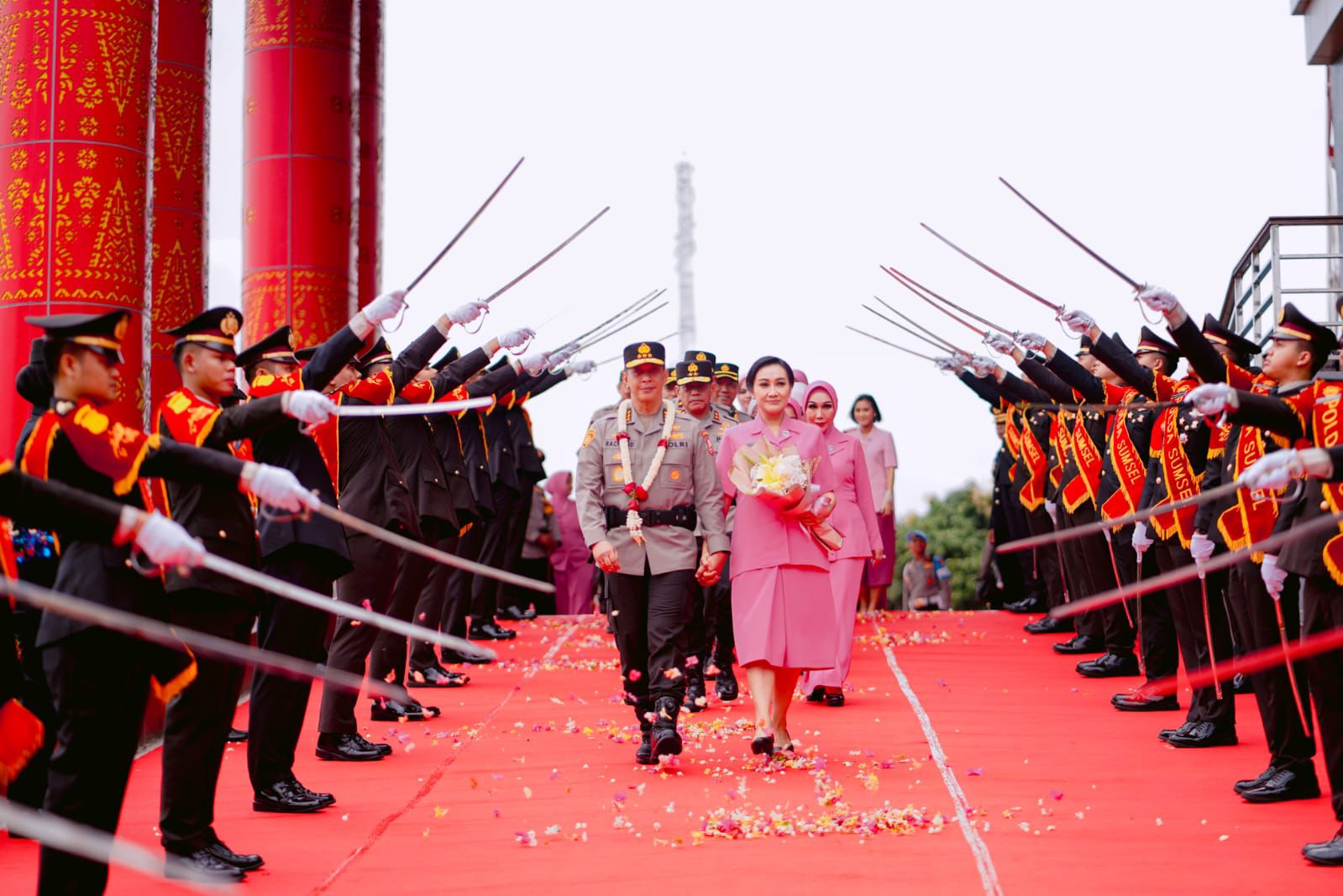 Dilepas Dengan Tradisi Pedang Pora, Komjen A Rachmad Wibowo dan Istri Tak Kuasa Menahan Air Mata