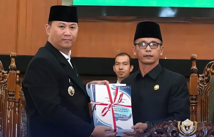 Pj Bupati Muara Enim Paparkan Rencana APBD 2025 dalam Sidang Paripurna DPRD