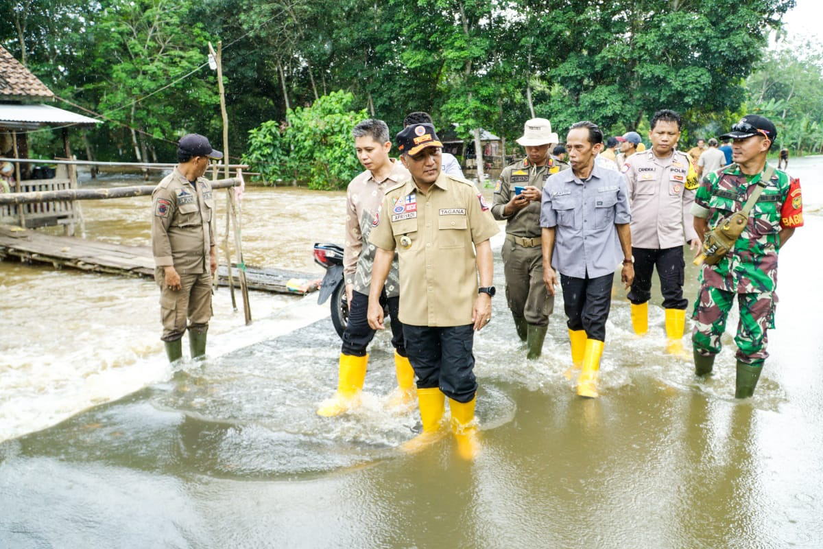 MasyaAllah! Debit Air Makin Tinggi, Jalan Penghubung di Dusun Pj Bupati Apriyadi Amblas