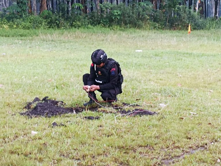 Benda Mirip Granat Tangan Ditemukan di Lapangan Sepakbola Talang Kelapa, Ternyata Bandul