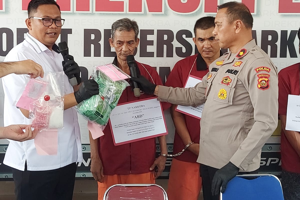 Tunggu yang Pesan, Kakek 2 Cucu di Palembang Tanam Narkoba di Bawah Rumah Panggung Miliknya