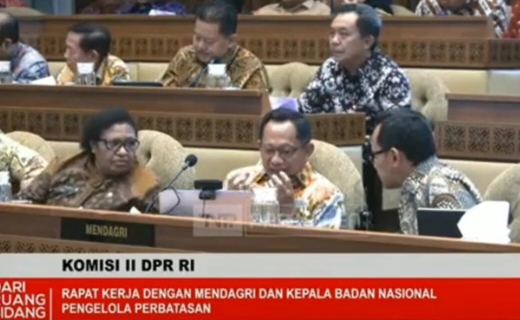 Lagi Asyik Ngobrol, Mendagri Tito Karnavian Tiba-Tiba Disemprot Anggota Komisi II DPR RI