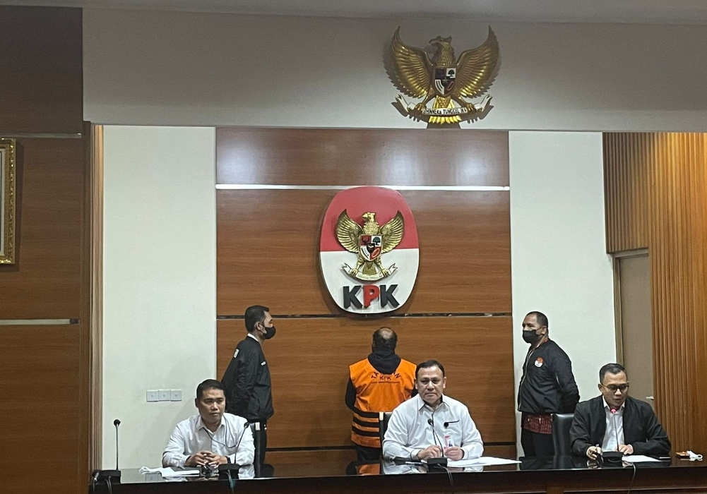 Bupati Mamberamo Tengah Ricky Ham Pagawak Dijebloskan ke Sel Tahanan KPK, Diduga Terima Uang Suap Segini