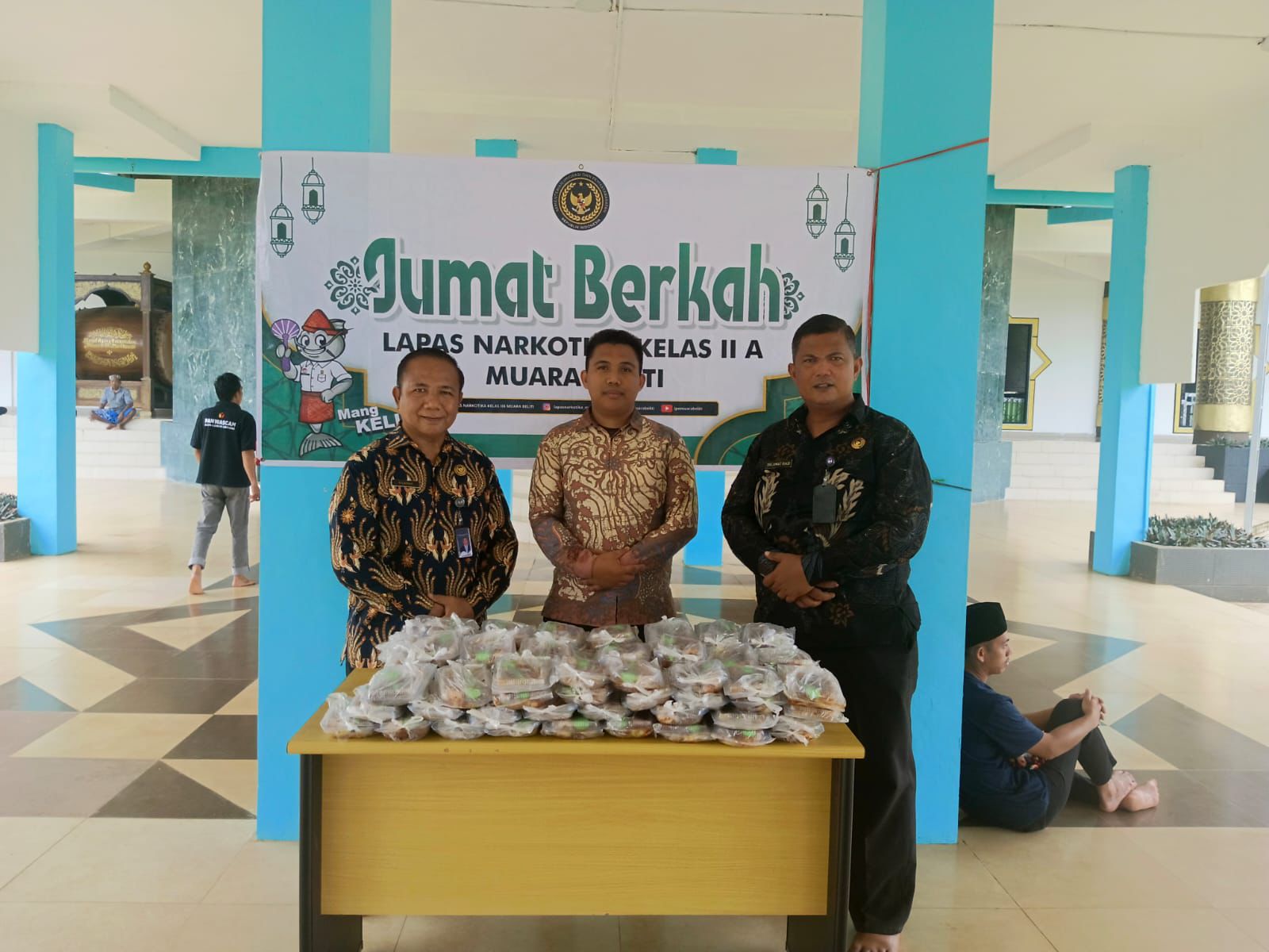 Lapas Narkotika Muara Beliti Gelar Jumat Berkah, Bagikan Makanan ke Jamaah Masjid Agung Dalursalam