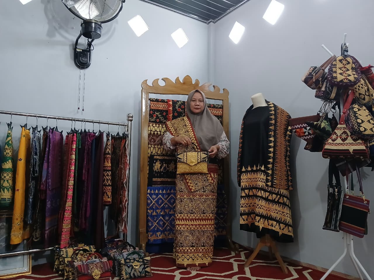 Kisah Inspiratif Tanti, Pengrajin Tapis Pringsewu yang Sukses Antar Anak Kuliah Lewat UMKM