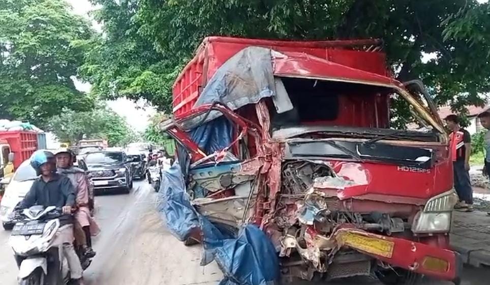 4 Truk Terlibat Kecelakaan Beruntun di Jalan Soekarno-Hatta, Salah Satu Diduga Angkut Minyak Ilegal 