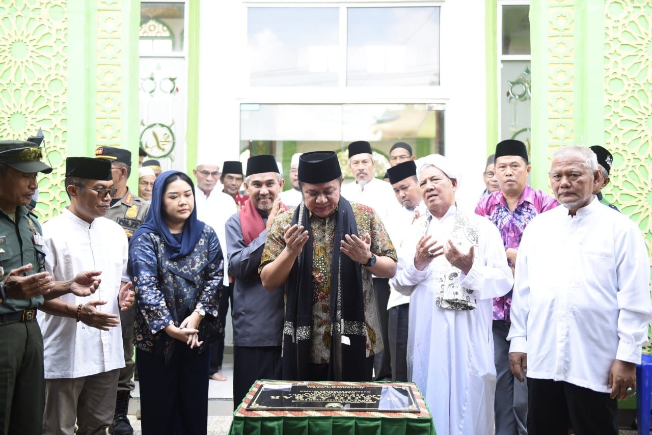Gubernur Sumsel Herman Deru Tandatangani Prasasti Masjid Akbar di Desa Pulau Panggung, Muara Enim