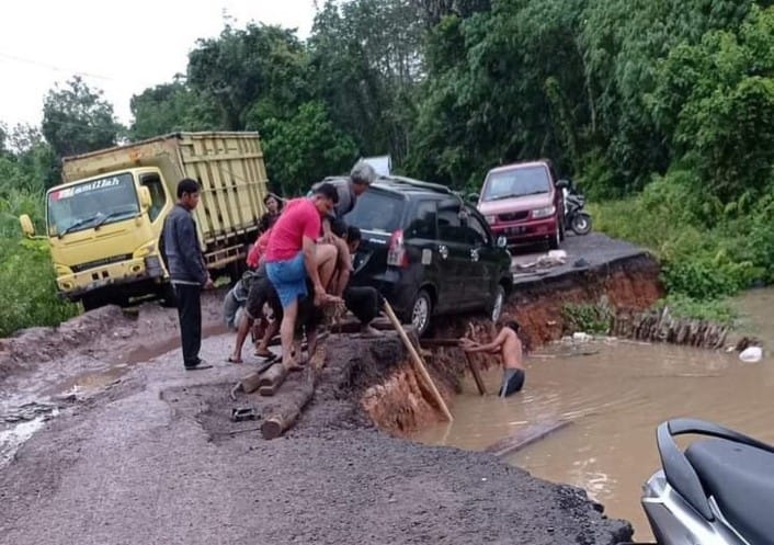 Jalan Longsor di Kuang Anyar Ogan Ilir, Sebuah Mobil Nyaris Terjun ke Sungai