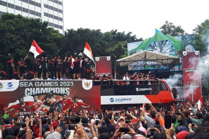 Timnas U-22 Disambut Antusias Masyarakat Keliling Jakarta
