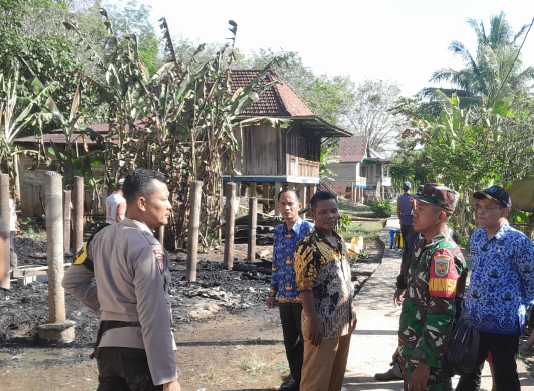 Rumah Panggung di Desa Lubuk Keliat Ogan Ilir Terbakar, Anggota Pos Pol Polsek Bantu Evakuasi Barang Korban