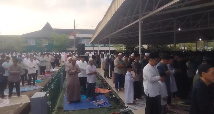 Salat Ied di UM Palembang: Jamaah Membludak, Kendaraan Mengular