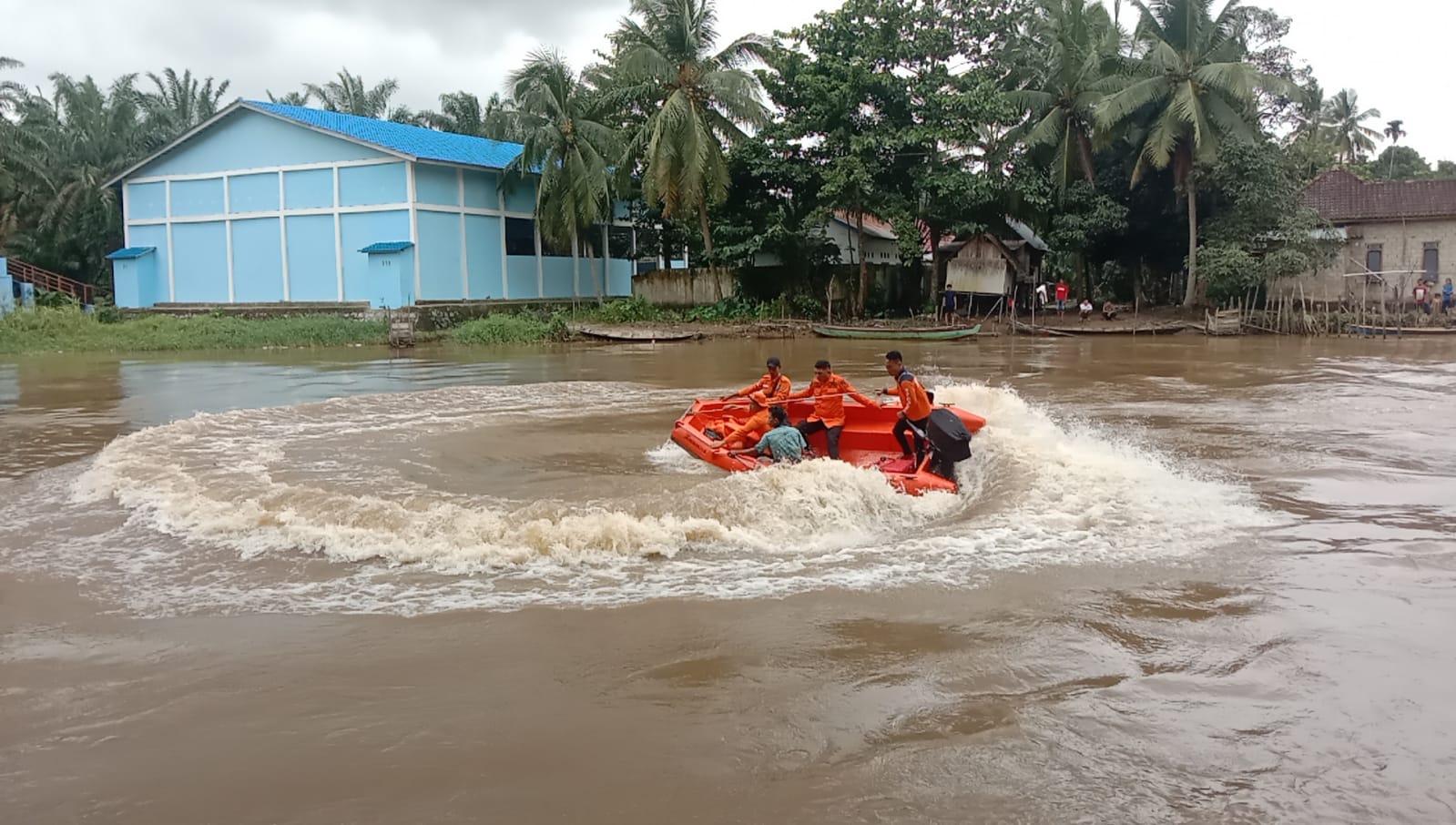 Pencarian Hari Keempat Bocah Tenggelam di Sungai Komering Sisir hingga Desa Anyar