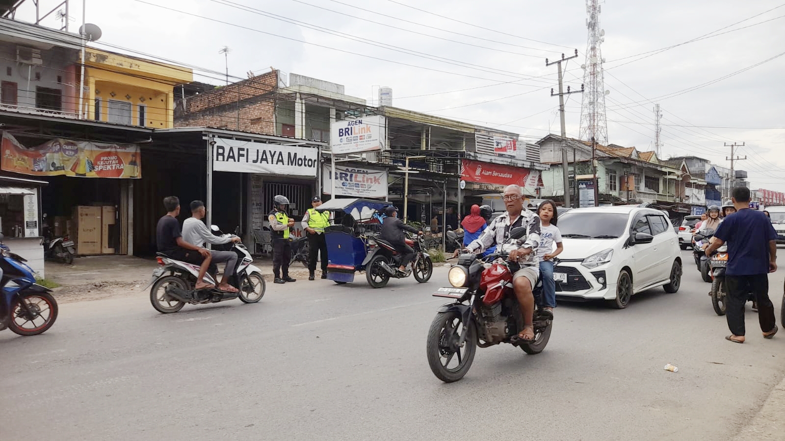 Macet di Jalintim Ogan Ilir, Kapolsek Tanjung Raja Turun Langsung Urai Kemacetan