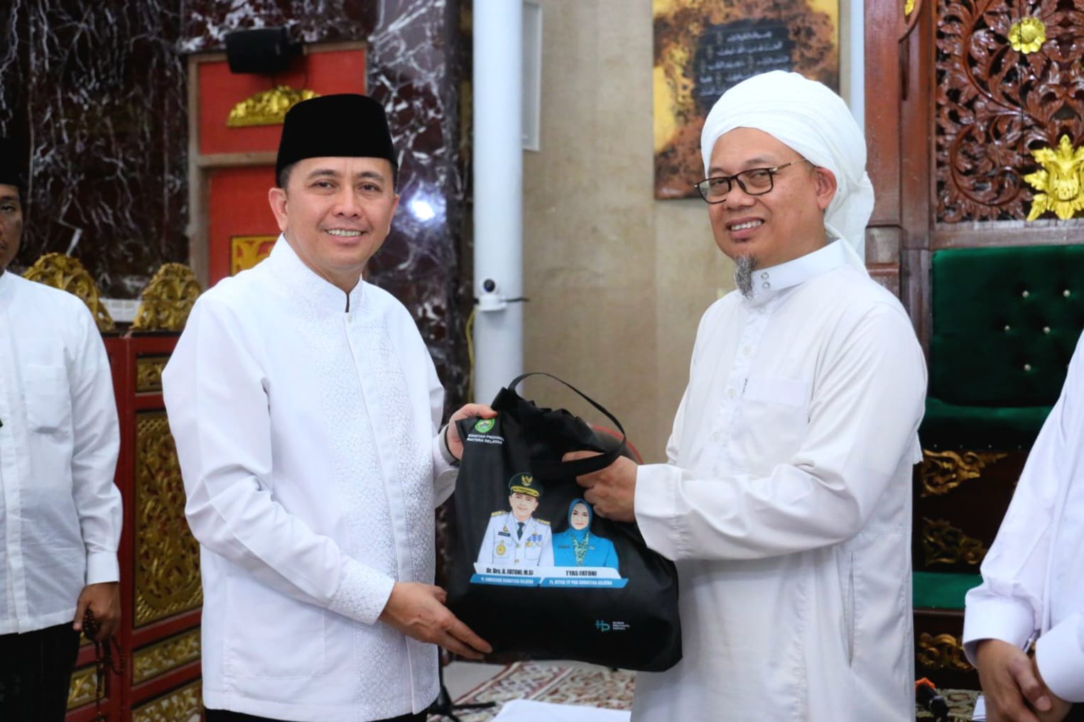 Salat Jumat Berjamaah di Masjid Baiturrahman, Pj Gubernur Agus Fatoni Beri Bantuan sekaligus Halal Bihalal