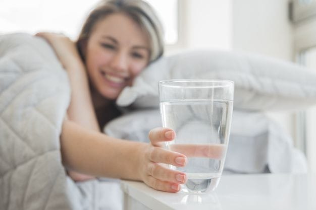  Rutin Minum Air Putih Setelah Bangun Tidur di Pagi Hari Punya Banyak Manfaat Loh, Simak Penjelasannya!