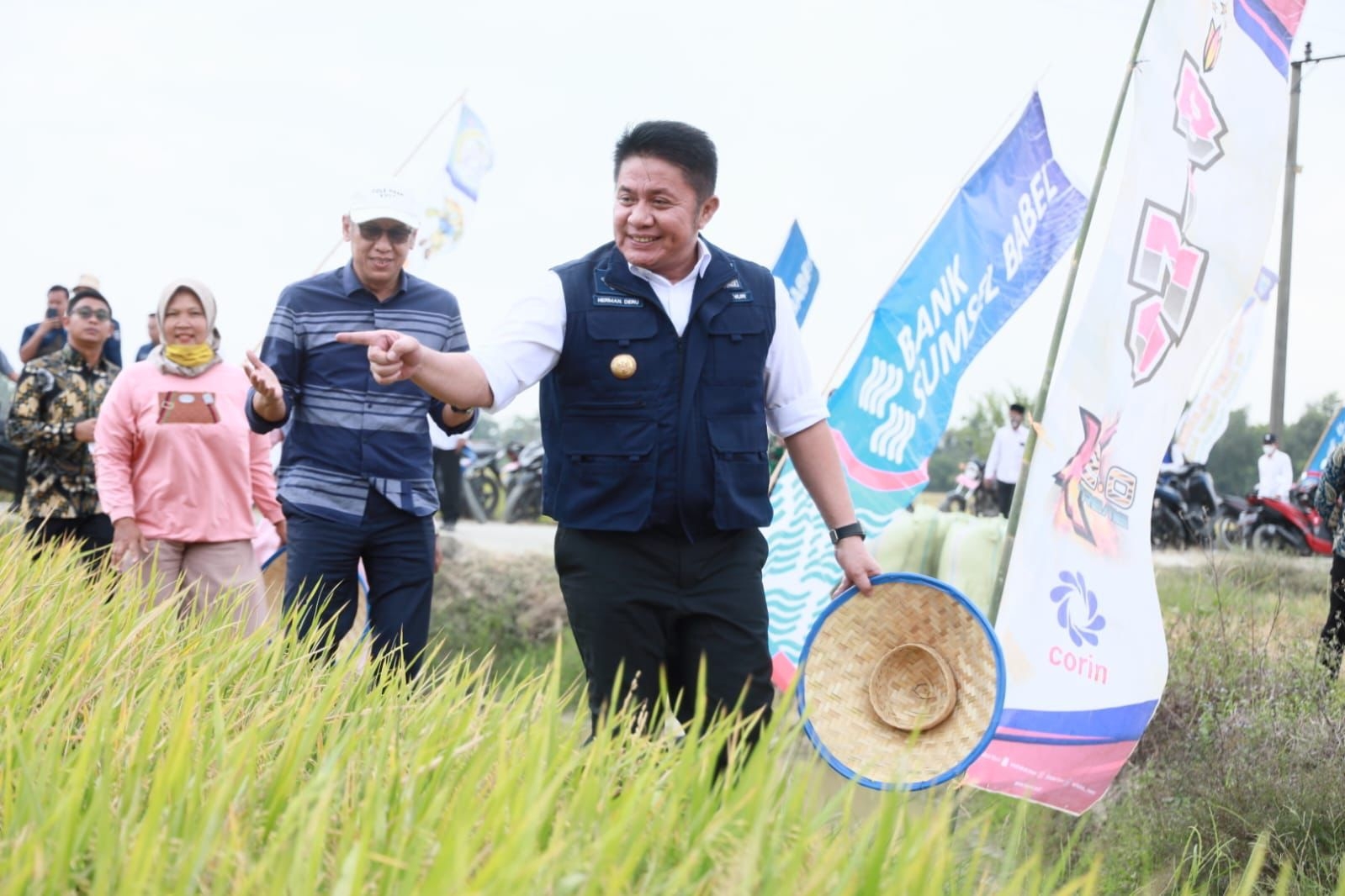 Gubernur Herman Deru Serahkan Bantuan Pertanian dari Pemkab OKU Timur untuk Semangati Petani