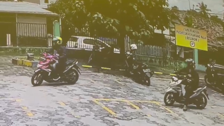 Aksi 2 Pelaku Pencurian Motor di Puskesmas Kota Prabumulih Terekam CCTV 