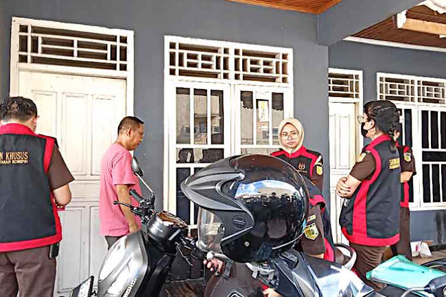 Geledah Rumah Kabid Dinsos Prabumulih 2 Jam, Jaksa Kejari Amankan Banyak Dokumen dan Barang Bukti Elektronik