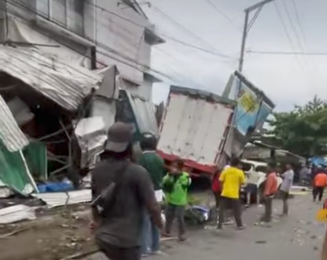 Tronton Bermuatan Aki Alami Rem Blong di Semarang, Tabrak Sejumlah Kendaraan & Bangunan, Korban Bergelimpangan