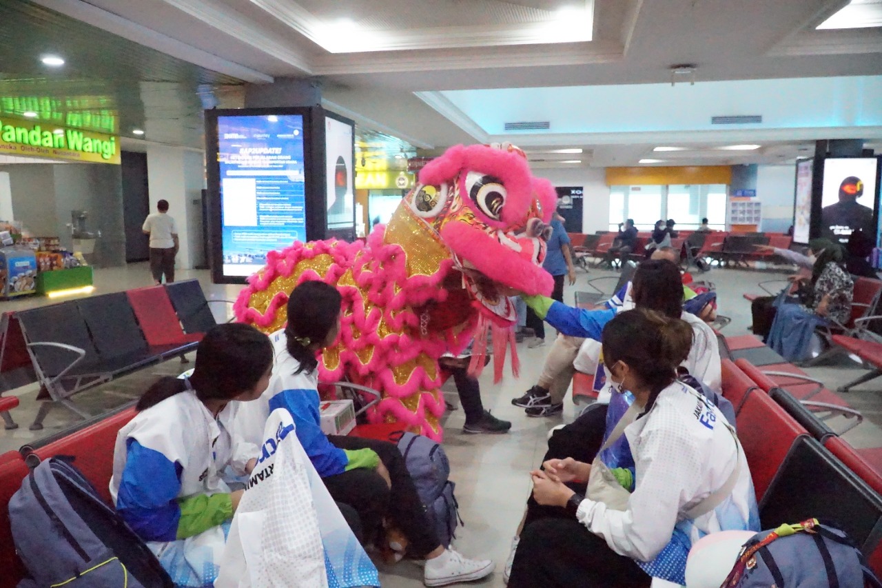 Spesial Tahun Baru Imlek, Bandara SMB II Palembang Hibur Penumpang Dengan Atraksi Barongsai